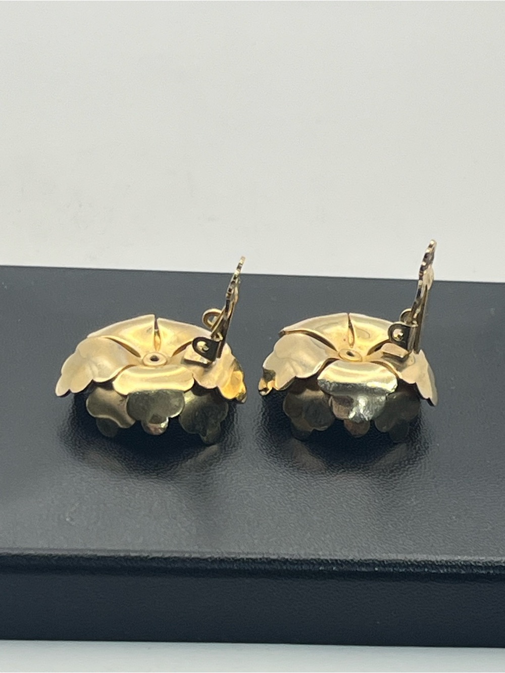 3D gold tone flower clip on earrings vintage - Picture 14 of 16